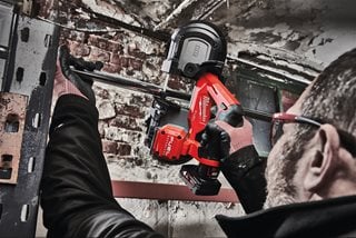 Milwaukee M12 FBS64-402C Kompakte Akku-Bandsäge mit 64mm Schnittkapazität