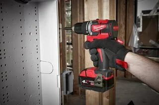 Milwaukee M18 CBLDD-402C Kompakt-Bürstenloser Akku-Bohrschrauber