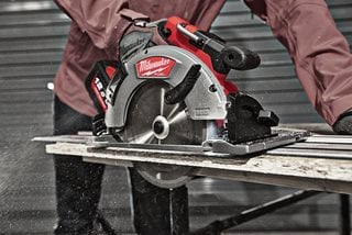 Milwaukee M18 FCSG66-121C Führungsschienenkompatible Akku-Handkreissäge