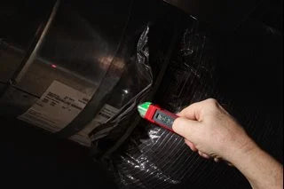 Milwaukee 2225-20 Spannungsdetektor mit Laserthermometer
