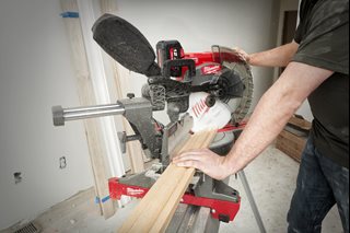 Milwaukee M18 FMS305-121 Akku-Kapp und Gehrungssäge